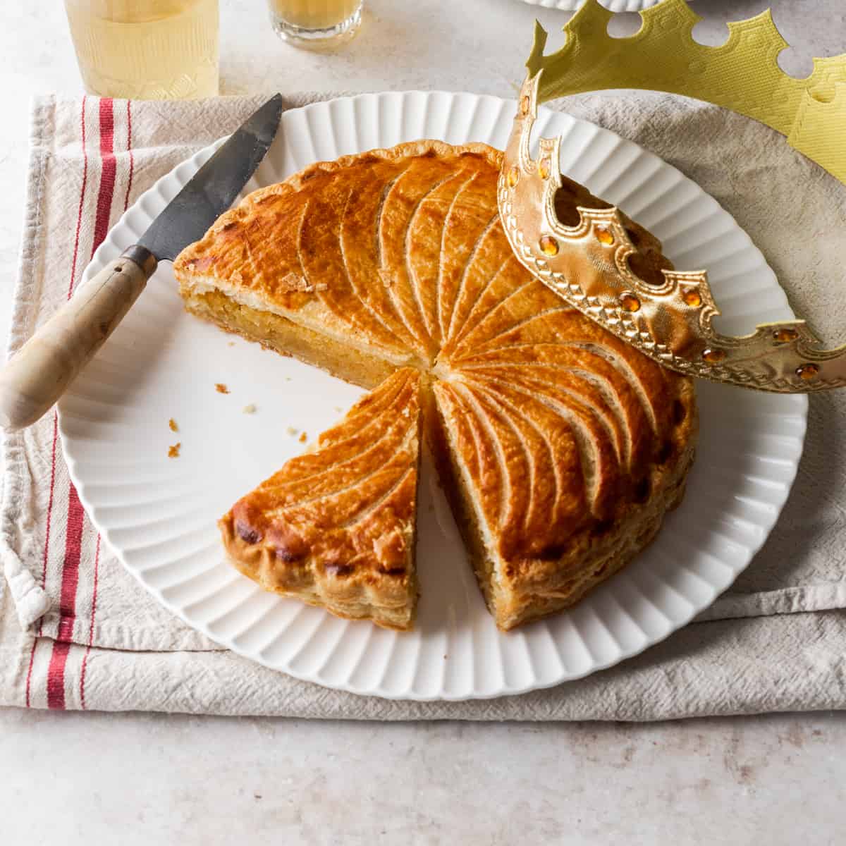 Ingrédients de la Galette des Rois maison Ingrédients de la Galette des Rois disposés sur une planche en bois