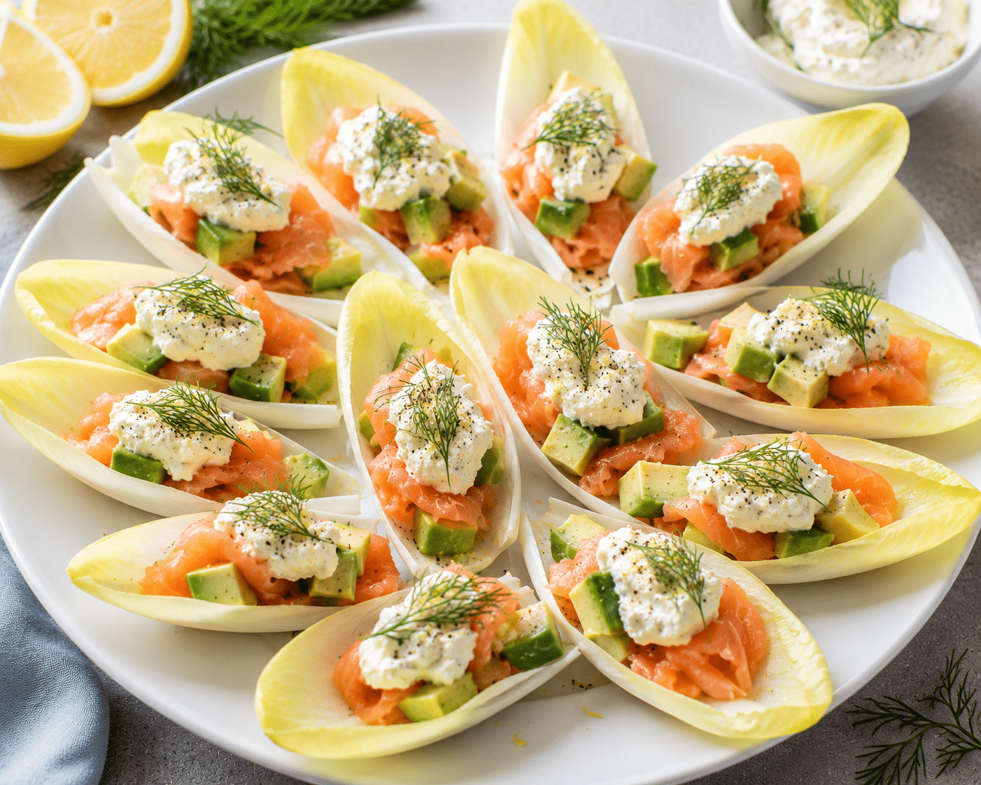 Barquettes d’Endives au Saumon Fumé, Avocat et Fromage Frais : l’entrée fraîche
