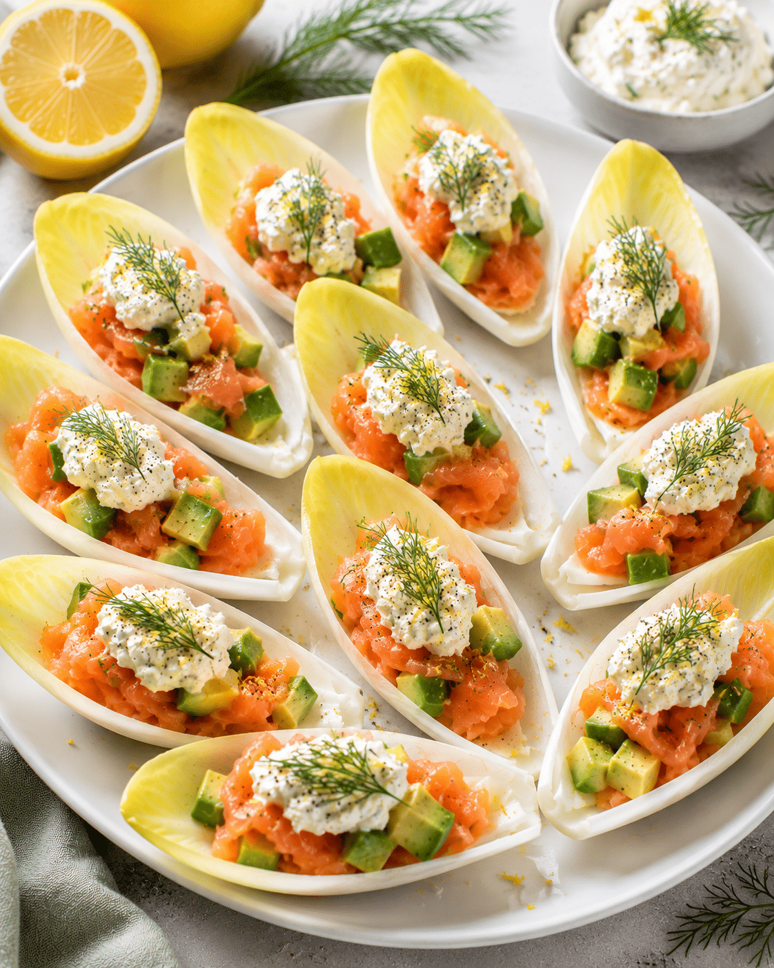 Barquettes d’Endives au Saumon Fumé, Avocat et Fromage Frais : l’entrée fraîche, élégante
